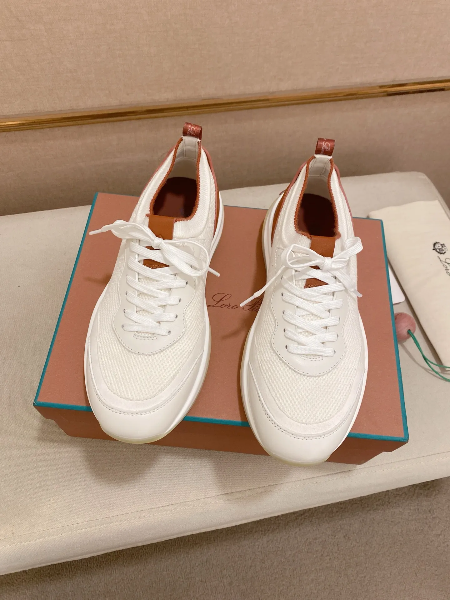 Men's shoes💰: 540💰🔥𝐥𝐨𝐫𝐨 𝐏𝐢𝐚𝐧𝐚 lp classic loafers, an Italian treasure brand, the only brand that can match Hermès! Only after wearing it do we realize that we can’t live up to our feet. The upper is made of imported first-layer cowhide with breathable fly-knit fabric, water-dyed cowhide foot pads, and the official original glass rubber outsole and pendant. Exclusive original packaging (tag ➕ brand paper ➕ outer box ➕ hand bag) code number: 38-44. Can be customized 45-46